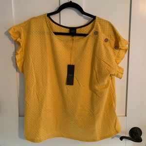 W5 flutter sleeve eyelet shirt yellow with button embellishments NWT size Xl